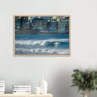 Bondi Beach, Australien – Ikonischer Stadtstrand im Osten Sydneys mit klassischem Beachbreak und Surfkultur-Geschichte. Poster im Galerie-Holzrahmen.