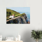 San Vicente de la Barquera, Spanien – Kantabrisches Fischerstädtchen mit Beachbreak Merón und Bergkulisse der Picos de Europa. Poster.