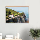San Vicente de la Barquera, Spanien – Kantabrisches Fischerstädtchen mit Beachbreak Merón und Bergkulisse der Picos de Europa. Poster im Galerie-Holzrahmen.