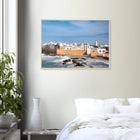 Essaouira, Marokko – Windumtoste Hafenstadt am Atlantik mit Medina-Kulisse und beständigen Wind- und Wellenbedingungen. Poster im Holzrahmen.