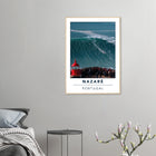 Nazaré, Portugal – Praia do Norte, weltgrößte Big-Wave-Welle Europas an der portugiesischen Atlantikküste. Poster im Holzrahmen.