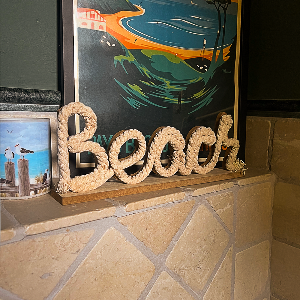 Beach Schriftzug aus Tau – maritime Dekoration auf Holzsockel