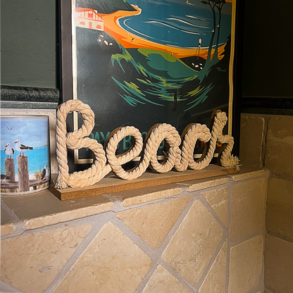 Beach Schriftzug aus Tau – maritime Dekoration auf Holzsockel
