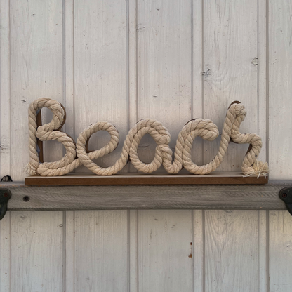 Beach Schriftzug aus Tau – maritime Dekoration auf Holzsockel