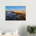 Essaouira, Marokko – Windumtoste Hafenstadt am Atlantik mit Medina-Kulisse und beständigen Wind- und Wellenbedingungen. Poster im Holzrahmen.