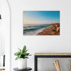 Santa Cruz, Spanien – Kanarische Hauptstadt Teneriffas mit Reefbreaks an der Nordküste wie El Confital. Kunstdruck auf Holz.