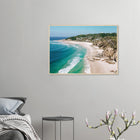 Byron Bay, Australien – Östlichster Punkt Australiens mit langen Pointbreaks und entspanntem Longboard-Flair. Poster im Holzrahmen.