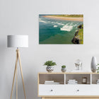 Bundoran, Irland – Atlantik-Surfspot in der Grafschaft Donegal mit Reefbreak The Peak und kaltem Wasser. Kunstdruck auf Holz.
