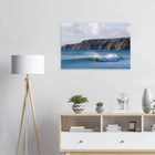 Newquay, England – Surfhauptstadt Cornwalls mit Fistral Beach und britischer Boardriders-Tradition. Kunstdruck auf Alu-Dibond.