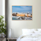 Essaouira, Marokko – Windumtoste Hafenstadt am Atlantik mit Medina-Kulisse und beständigen Wind- und Wellenbedingungen. Poster im Galerie-Holzrahmen.