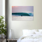 Kuta Beach, Bali (Indonesien) – Belebter Beachbreak im Süden Balis, klassischer Einsteiger-Spot mit weichen Wellen. Kunstdruck auf Holz.