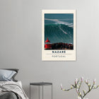 Nazaré, Portugal – Praia do Norte, weltgrößte Big-Wave-Welle Europas an der portugiesischen Atlantikküste. Kunstdruck auf Holz.