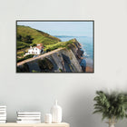 San Vicente de la Barquera, Spanien – Kantabrisches Fischerstädtchen mit Beachbreak Merón und Bergkulisse der Picos de Europa. Poster im Metallrahmen.