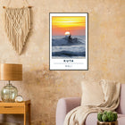 Kuta Beach, Bali (Indonesien) – Belebter Beachbreak im Süden Balis, klassischer Einsteiger-Spot mit weichen Wellen. Poster im Metallrahmen.