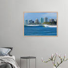 Gold Coast, Australien – Queensland-Küste mit Superbank Pointbreaks wie Snapper Rocks und Kirra. Poster im Galerie-Holzrahmen.