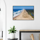 Moliets-et-Maa, Frankreich – Ruhiger Pinienwald-Strand in den Landes mit beständigem Atlantik-Swell für alle Levels. Poster im Metallrahmen.