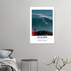 Nazaré, Portugal – Praia do Norte, weltgrößte Big-Wave-Welle Europas an der portugiesischen Atlantikküste. Kunstdruck auf Alu-Dibond.