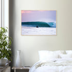 Kuta Beach, Bali (Indonesien) – Belebter Beachbreak im Süden Balis, klassischer Einsteiger-Spot mit weichen Wellen. Poster im Holzrahmen.