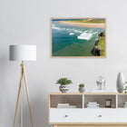 Bundoran, Irland – Atlantik-Surfspot in der Grafschaft Donegal mit Reefbreak The Peak und kaltem Wasser. Poster im Galerie-Holzrahmen.
