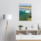 Bundoran, Irland – Atlantik-Surfspot in der Grafschaft Donegal mit Reefbreak The Peak und kaltem Wasser. Poster im Holzrahmen.
