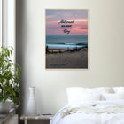 Seignosse, Frankreich – Dünenstrand in den Landes mit hohlen Beachbreaks und ausgeprägter Herbstsaison. Poster im Holzrahmen.
