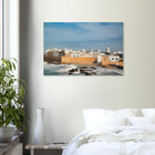 Essaouira, Marokko – Windumtoste Hafenstadt am Atlantik mit Medina-Kulisse und beständigen Wind- und Wellenbedingungen. Kunstdruck auf Holz.