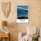 Nazaré, Portugal – Praia do Norte, weltgrößte Big-Wave-Welle Europas an der portugiesischen Atlantikküste. Poster im Metallrahmen.