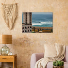 Saly, Senegal – Westafrikanische Küstenstadt an der Petite Côte mit Riffwellen und warmem Atlantik. Kunstdruck auf Holz.
