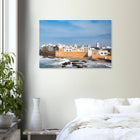 Essaouira, Marokko – Windumtoste Hafenstadt am Atlantik mit Medina-Kulisse und beständigen Wind- und Wellenbedingungen. Kunstdruck auf Alu-Dibond.