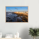 Essaouira, Marokko – Windumtoste Hafenstadt am Atlantik mit Medina-Kulisse und beständigen Wind- und Wellenbedingungen. Poster im Galerie-Holzrahmen.