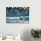 Bondi Beach, Australien – Ikonischer Stadtstrand im Osten Sydneys mit klassischem Beachbreak und Surfkultur-Geschichte. Poster im Holzrahmen.
