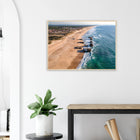 Capbreton, Frankreich – Hafenstadt an der französischen Atlantikküste mit Gouf-Canyon vor der Küste und kräftigen Beachbreaks. Poster im Holzrahmen.