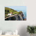San Vicente de la Barquera, Spanien – Kantabrisches Fischerstädtchen mit Beachbreak Merón und Bergkulisse der Picos de Europa. Kunstdruck auf Alu-Dibond.