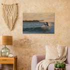 Busua, Ghana – Westafrikanisches Fischerdorf an der Goldküste mit konstantem Beachbreak und Surfschulen. Kunstdruck auf Holz.