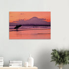 Shonan, Japan – Surfregion an der Sagami-Bucht südwestlich von Tokio, Wiege des japanischen Wellenreitens. Kunstdruck auf Holz.