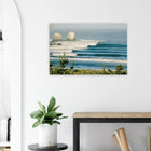 Punta de Lobos, Chile – Linker Pointbreak bei Pichilemu mit charakteristischen Felsnadeln Los Morros. Kunstdruck auf Holz.