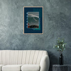 Nazaré, Portugal – Praia do Norte, weltgrößte Big-Wave-Welle Europas an der portugiesischen Atlantikküste. Poster im Galerie-Holzrahmen.