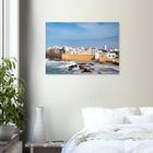 Essaouira, Marokko – Windumtoste Hafenstadt am Atlantik mit Medina-Kulisse und beständigen Wind- und Wellenbedingungen. Poster.