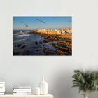 Essaouira, Marokko – Windumtoste Hafenstadt am Atlantik mit Medina-Kulisse und beständigen Wind- und Wellenbedingungen. Kunstdruck auf Holz.