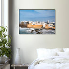 Essaouira, Marokko – Windumtoste Hafenstadt am Atlantik mit Medina-Kulisse und beständigen Wind- und Wellenbedingungen. Poster im Metallrahmen.