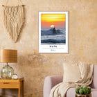 Kuta Beach, Bali (Indonesien) – Belebter Beachbreak im Süden Balis, klassischer Einsteiger-Spot mit weichen Wellen. Poster im Galerie-Holzrahmen.