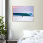Kuta Beach, Bali (Indonesien) – Belebter Beachbreak im Süden Balis, klassischer Einsteiger-Spot mit weichen Wellen. Poster im Galerie-Holzrahmen.