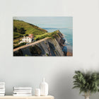 San Vicente de la Barquera, Spanien – Kantabrisches Fischerstädtchen mit Beachbreak Merón und Bergkulisse der Picos de Europa. Kunstdruck auf Holz.