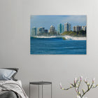 Gold Coast, Australien – Queensland-Küste mit Superbank Pointbreaks wie Snapper Rocks und Kirra. Kunstdruck auf Holz.