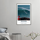Nazaré, Portugal – Praia do Norte, weltgrößte Big-Wave-Welle Europas an der portugiesischen Atlantikküste. Poster im Metallrahmen.