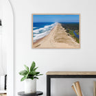 Moliets-et-Maa, Frankreich – Ruhiger Pinienwald-Strand in den Landes mit beständigem Atlantik-Swell für alle Levels. Poster im Galerie-Holzrahmen.