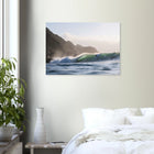 Punta de Lobos, Chile – Linker Pointbreak bei Pichilemu mit charakteristischen Felsnadeln Los Morros. Poster.