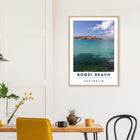 Bondi Beach, Australien – Ikonischer Stadtstrand im Osten Sydneys mit klassischem Beachbreak und Surfkultur-Geschichte. Poster im Galerie-Holzrahmen.