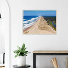 Moliets-et-Maa, Frankreich – Ruhiger Pinienwald-Strand in den Landes mit beständigem Atlantik-Swell für alle Levels. Poster im Holzrahmen.