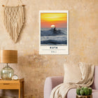 Kuta Beach, Bali (Indonesien) – Belebter Beachbreak im Süden Balis, klassischer Einsteiger-Spot mit weichen Wellen. Kunstdruck auf Holz.